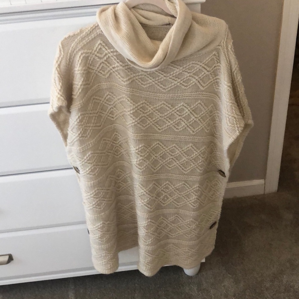 EUC beige poncho w button details on the sides.